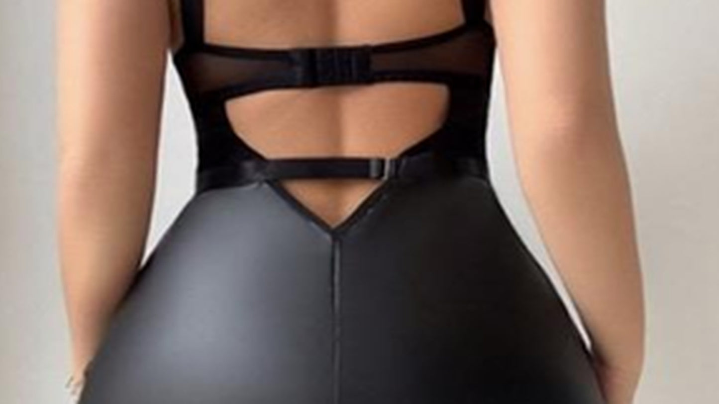 Riley - Figurbetontes Kleid aus Kunstleder mit Trägern - Tanga - Halskette