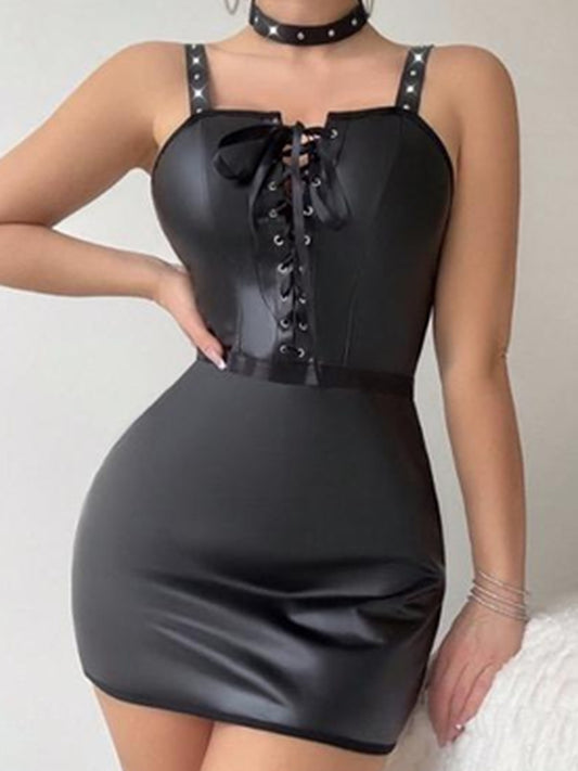 Riley - Figurbetontes Kleid aus Kunstleder mit Trägern - Tanga - Halskette